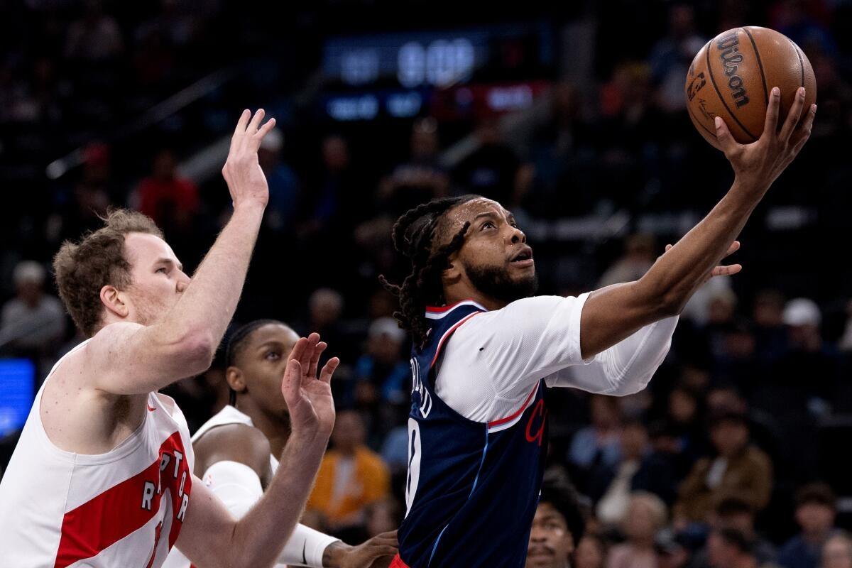 Kawhi Leonard Scores 27 Points Darius Garland 24 As Clippers Beat The Raptors Los Angeles Times